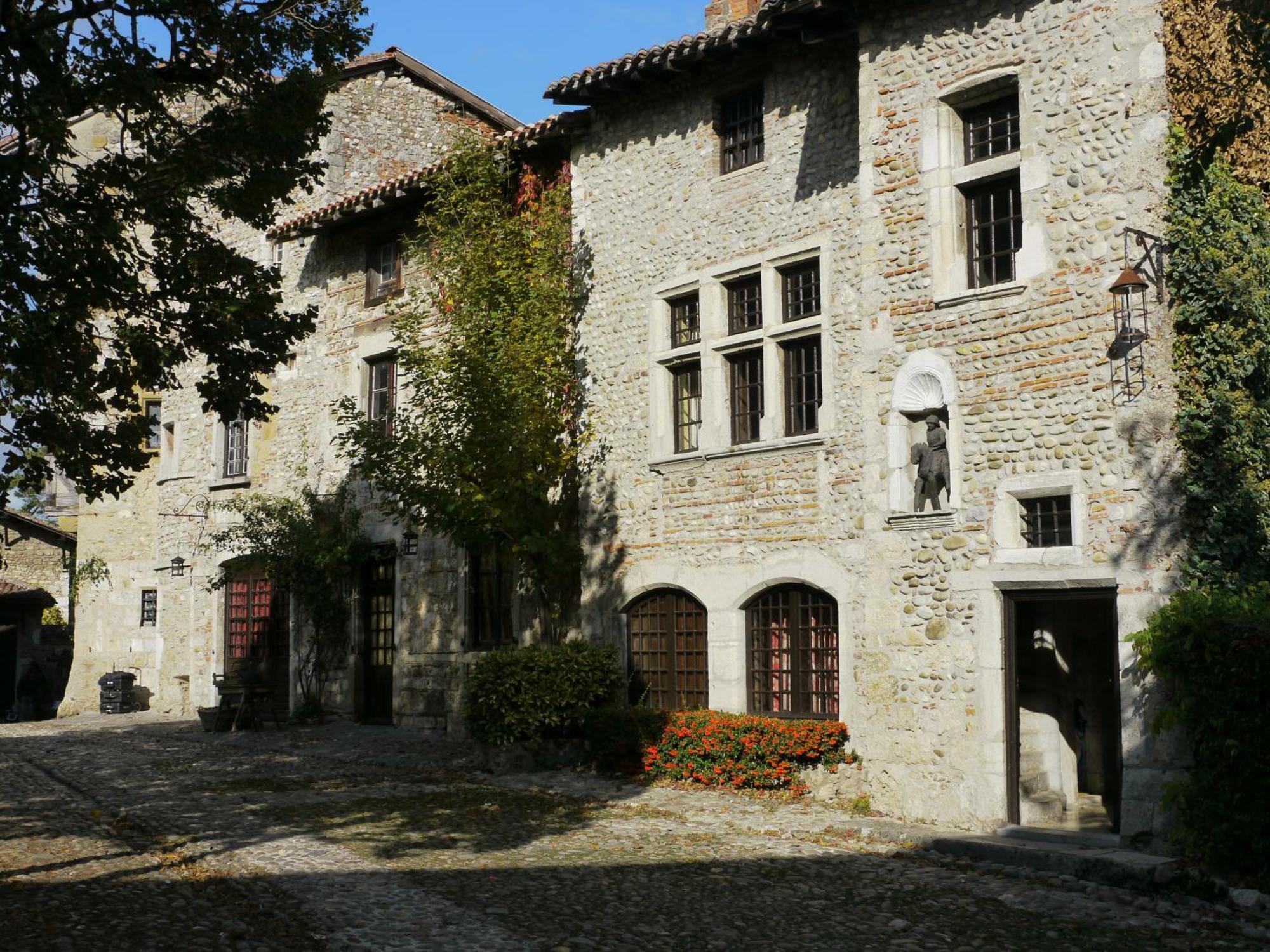 Hostellerie Du Vieux Pérouges Exterior foto